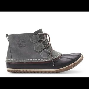 Short gray sorel boots